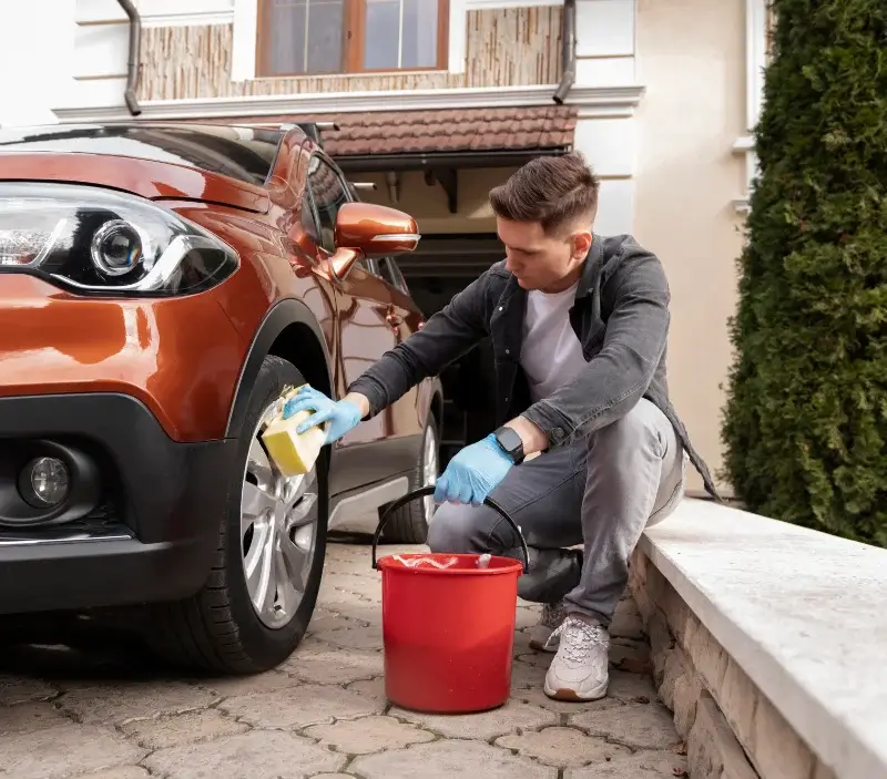 Lavage auto à domicile Biéville-Beuville : professionnel intervenant sur un véhicule